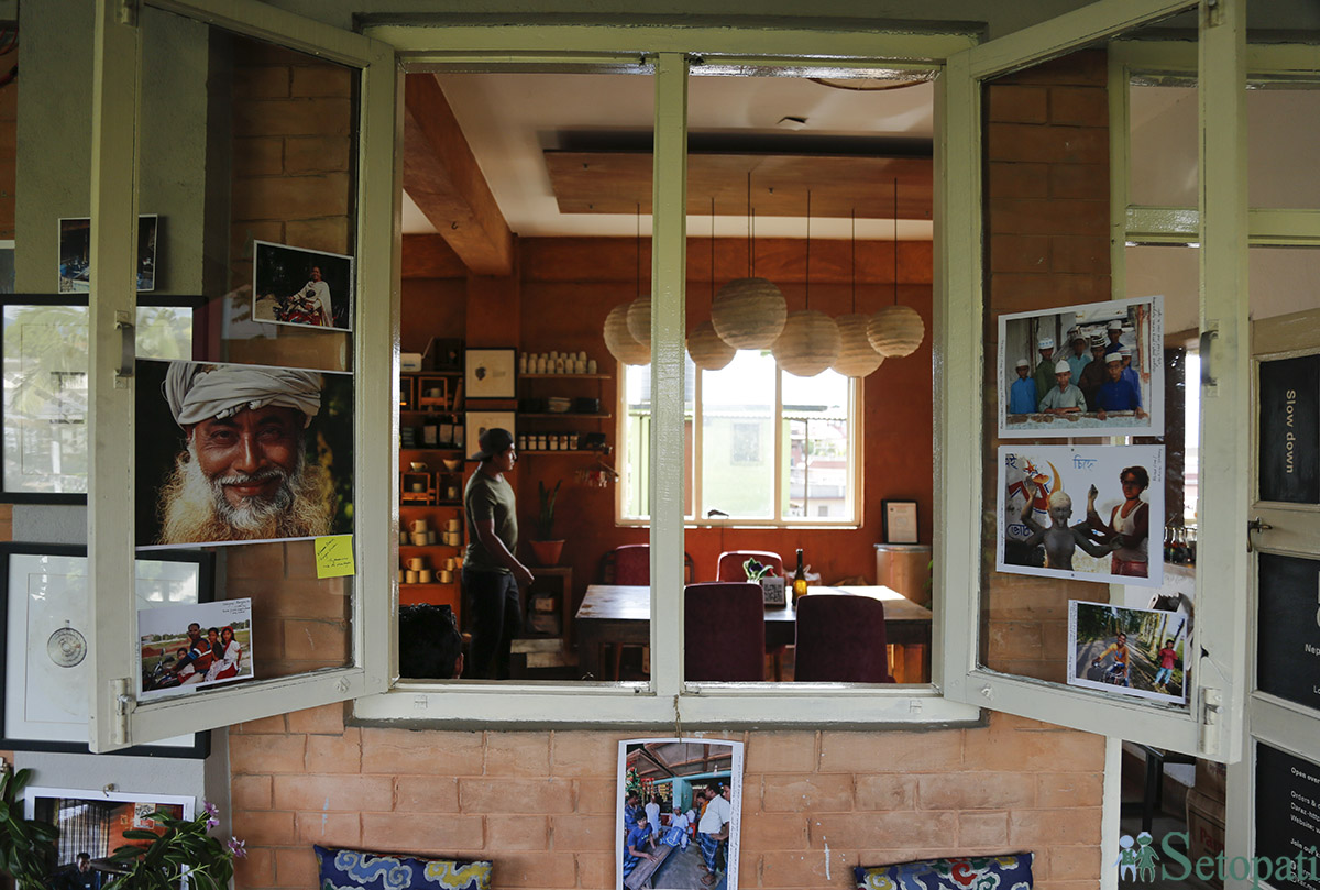 कर्मा क्याफेमा चलिरहेको ईःको प्रदर्शनी। तस्बिरः नवीनबाबु गुरूङ/सेतोपाटी